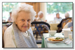 señora en el comedor de un centro residencial