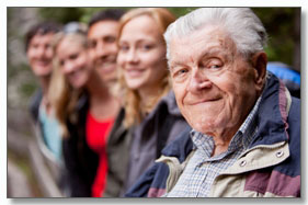 grupo de personas en línea comenzando por un anciano y seguido de jóvenes