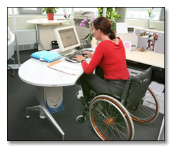 mujer en silla de ruedas utilizando un ordenador en una oficina