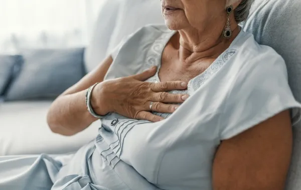 Mujer con la mano en el corazón