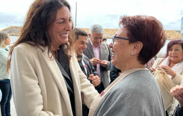 Foto de la consejera de la junta de Andalucia hablando con una señora