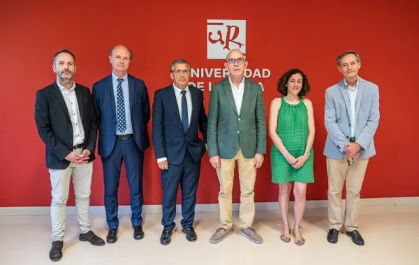 Foto de varias personalidades de la consejeria y la universidad de la Rioja