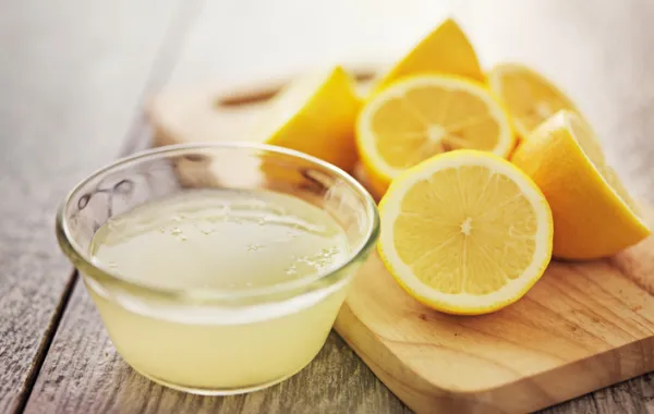 Foto de varios limones partidos y con un zumo de limon