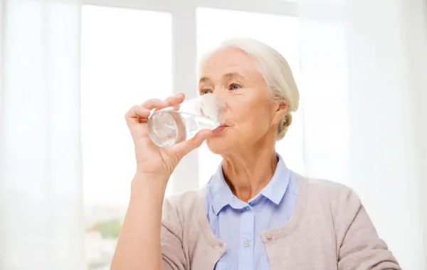 Foto de una señora bebiendo agua