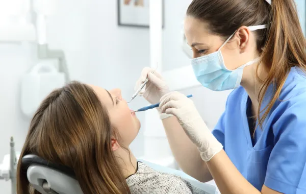 Foto de una mujer en el dentista realizándose una revisión
