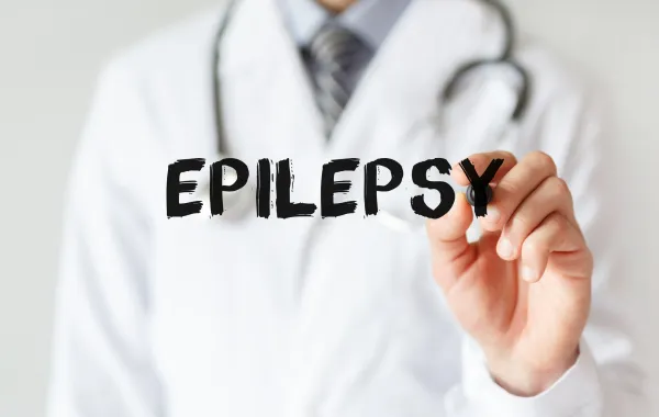 Foto de un medio escribiendo la palabra epilepsia en inglés