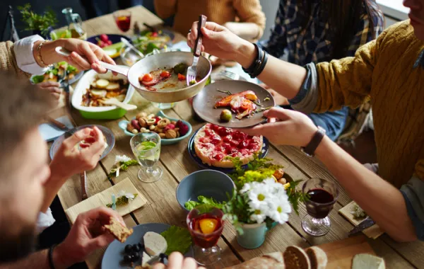 Foto de una mesa con muchos alimentos saludables