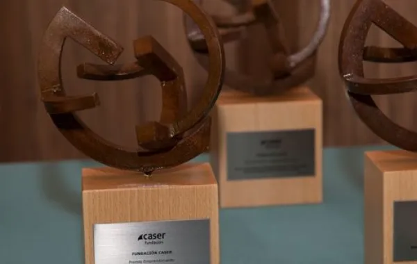 Foto con los trofeos de los Premios Dependencia y Sociedad