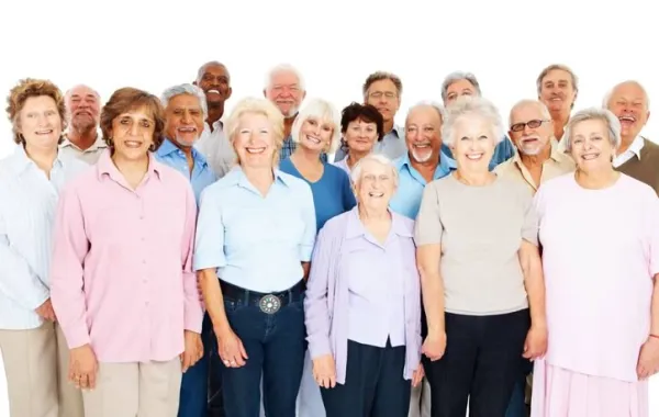 Grupo diverso y numeroso de hombres y mujeres mayores reunido