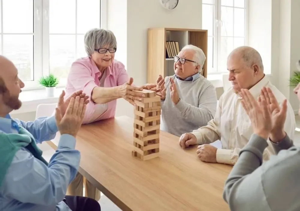 La importancia de las actividades en personas mayores, como los juegos de mesa