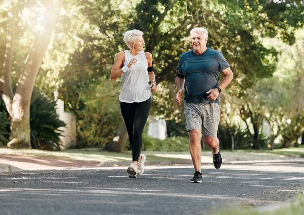 Practicar ejercicio es una de las claves y beneficios del envejecimiento activo
