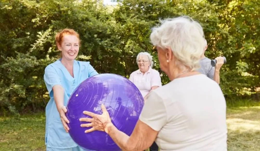 Ejercicios de Fisioterapia geriátrica al aire libre ayuda a las personas mayores a llevar un envejecimiento activo