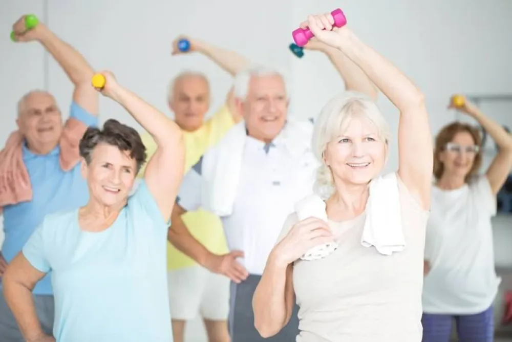 La gerontogimnasia o gimnasia para mayores tiene muchos beneficios para las personas de más de 60 años