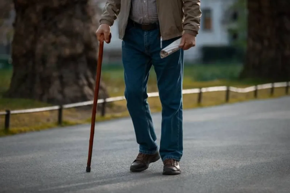 La marcha con bastón favorece la independencia y autonomía, brinda estabilidad y equilibrio y previene lesiones