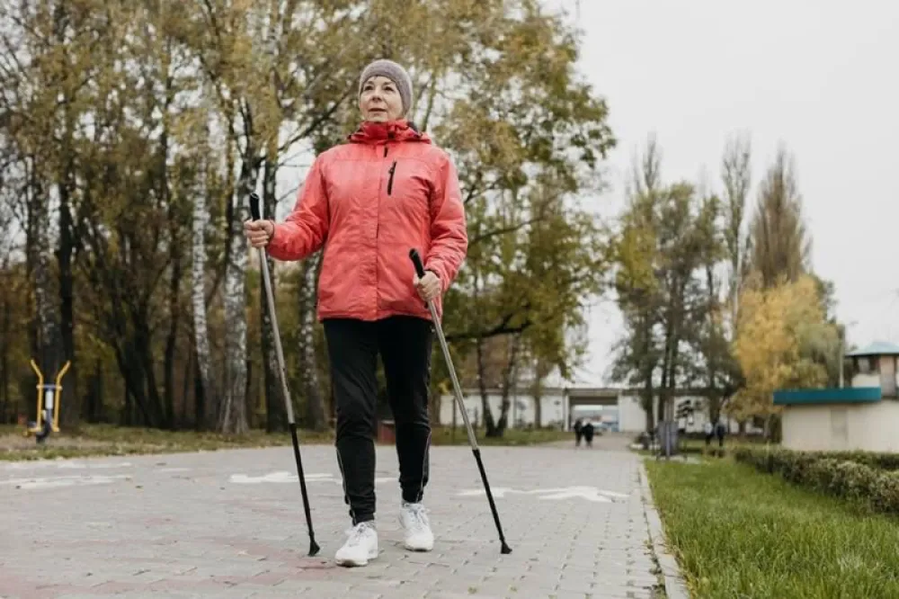 La marcha nórdica es caminar utilizando bastones que sirven de apoyo