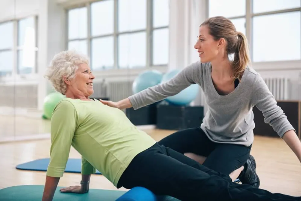 Los ejercicios de pilates tienen múltiples beneficios para las personas mayores de 60 años