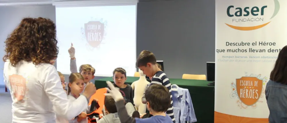 Foto Niños participando de la Escuela de Héroes con profesora taller