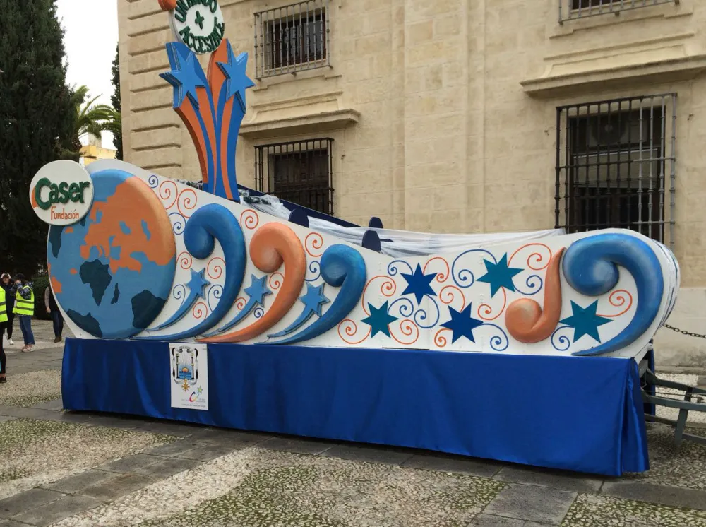 Foto carroza accesible para Reyes Magos con diseño de estrellas y  con logo Fundación Caser