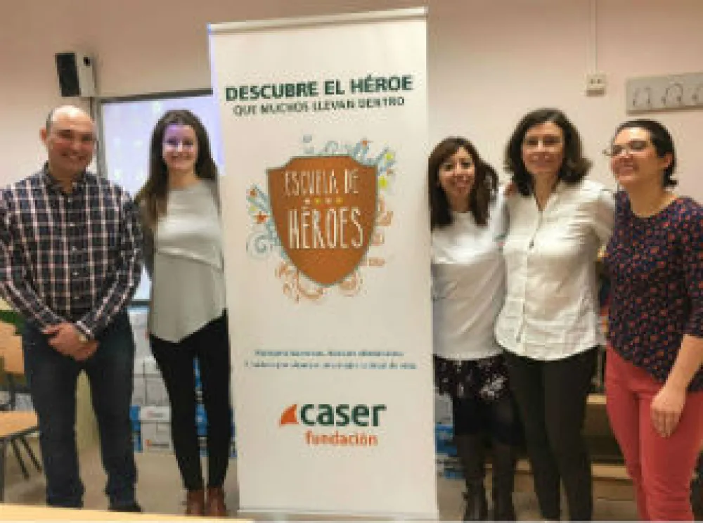 Foto de monitor de taller, profesores, voluntarios y equipo de Fundación Caser