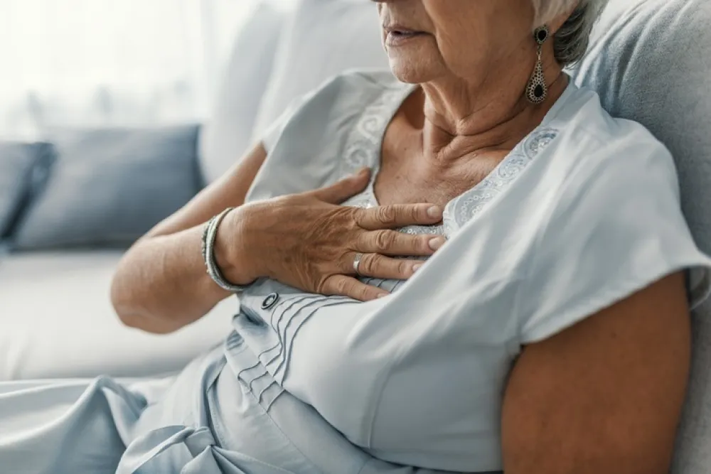 Mujer con la mano en el corazón