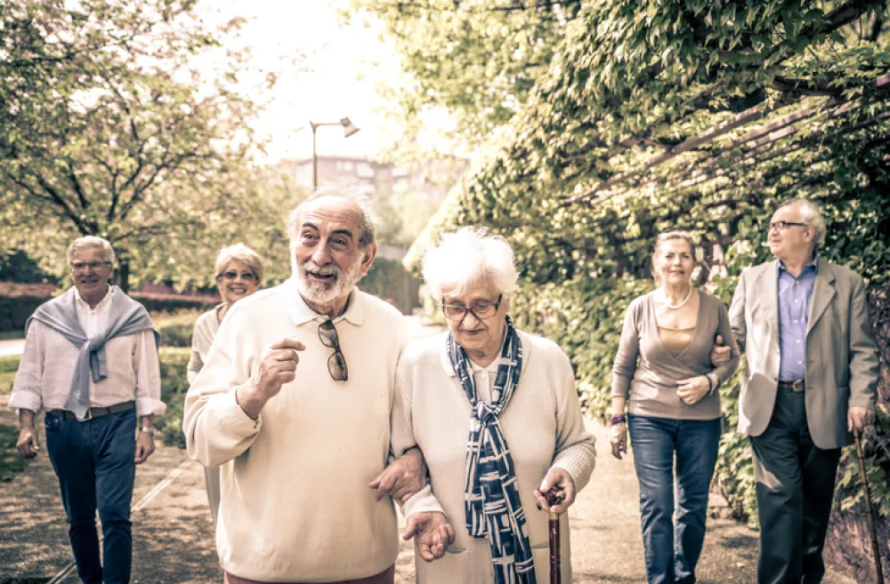 Foto de unas personas mayores paseando