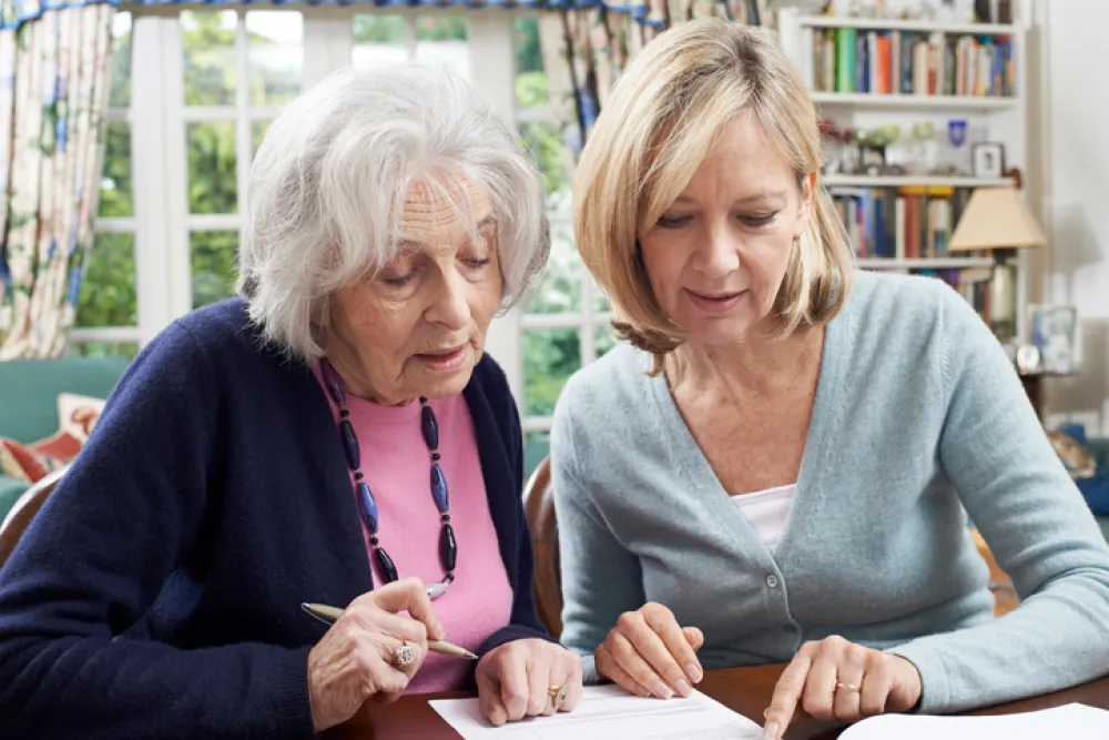 Foto de dos mujeres buscando información