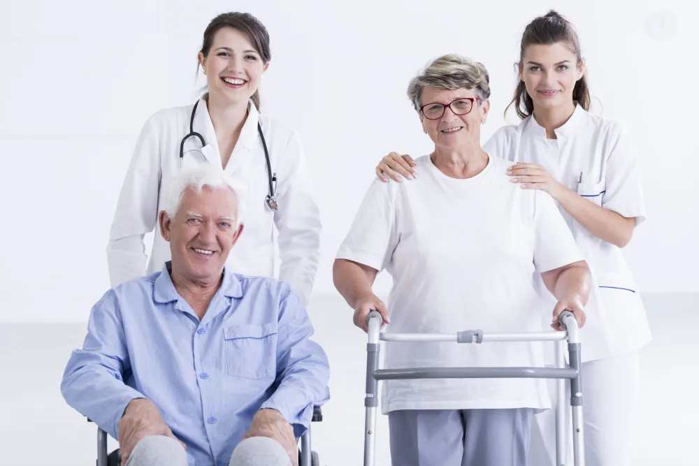 Foto de personas mayores y sus médicos
