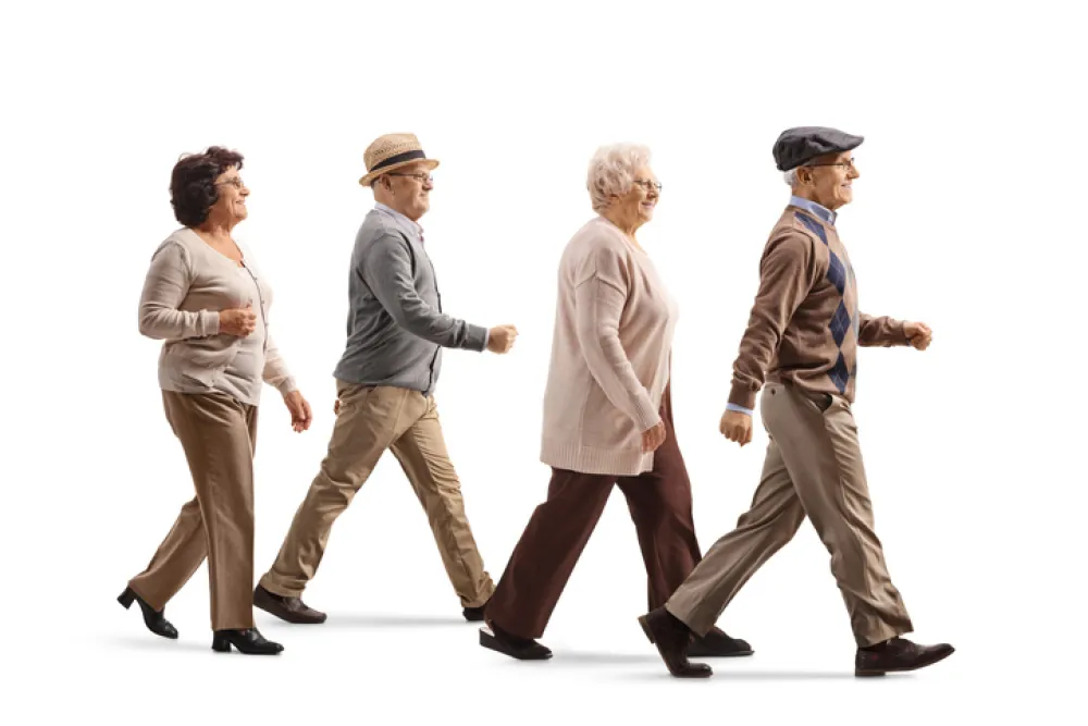 Foto de varias personas mayores andando juntas como si fuera la portada de un disco