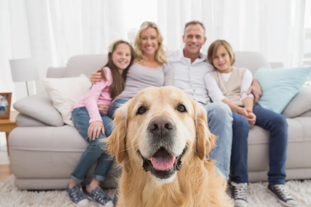Foto de una familia con el perro en primer plano