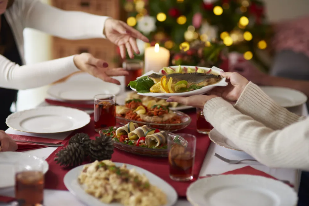 Foto de una mesa decorada y con platos típicos de Navidad 