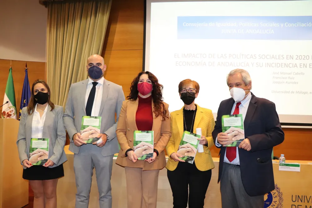 Foto con la presentación del informe de los servicios sociales en Andalucía 