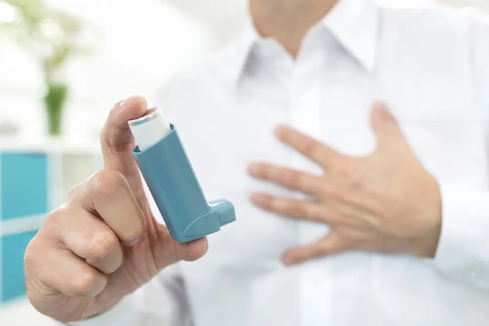 Foto de un inhalador para el asma que es sostenido por un medico