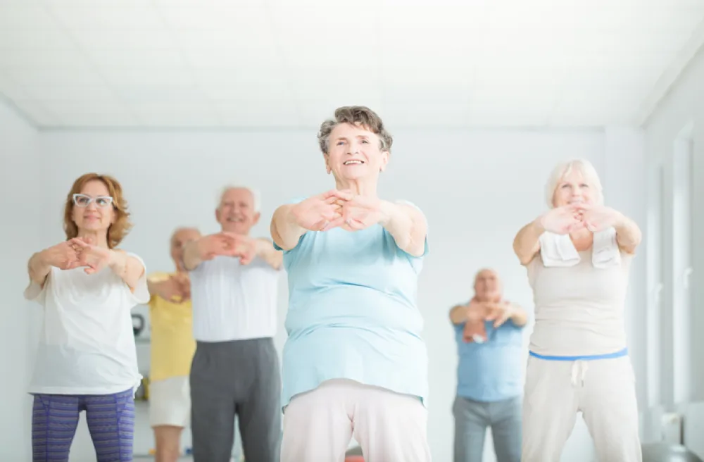 Foto de un grupo de personas mayores haciendo ejercicio