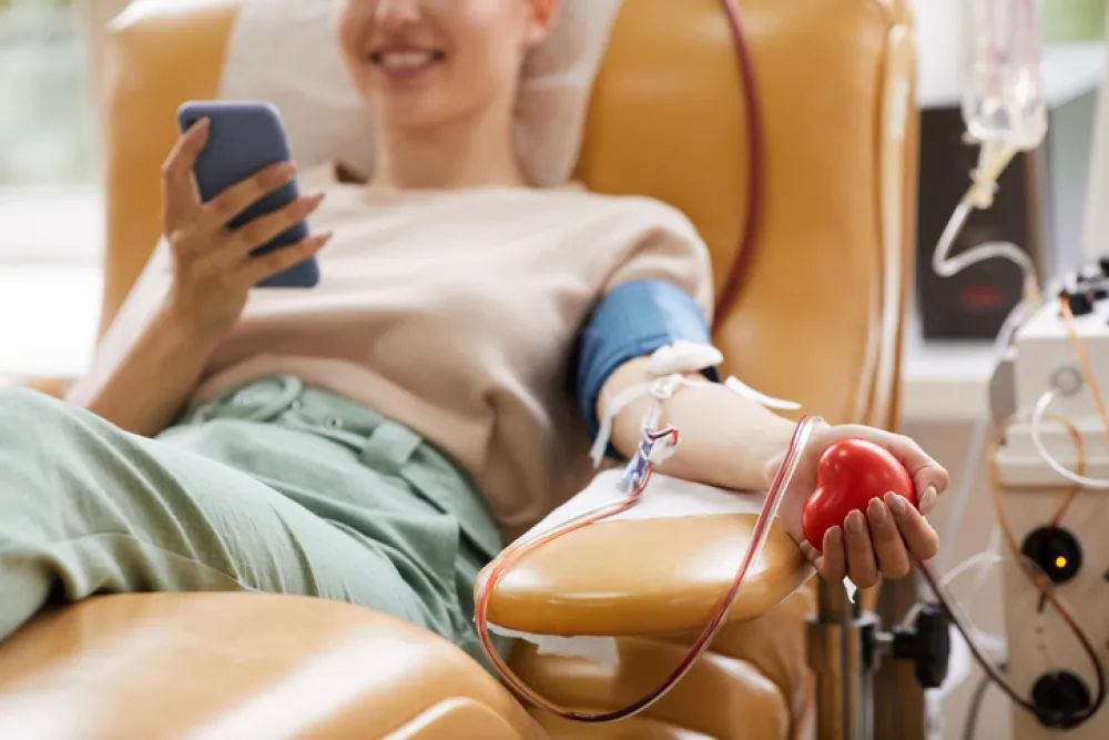 Foto de una mujer donando sangre