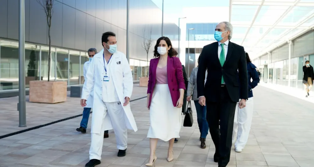 Foto de personalidades de la Comunidad de Madrid visitando un hospital