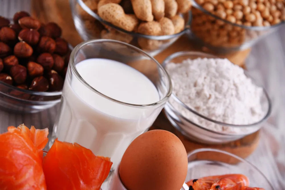 Foto con varios alimentos que pueden producir alergia como la leche o frutos secos