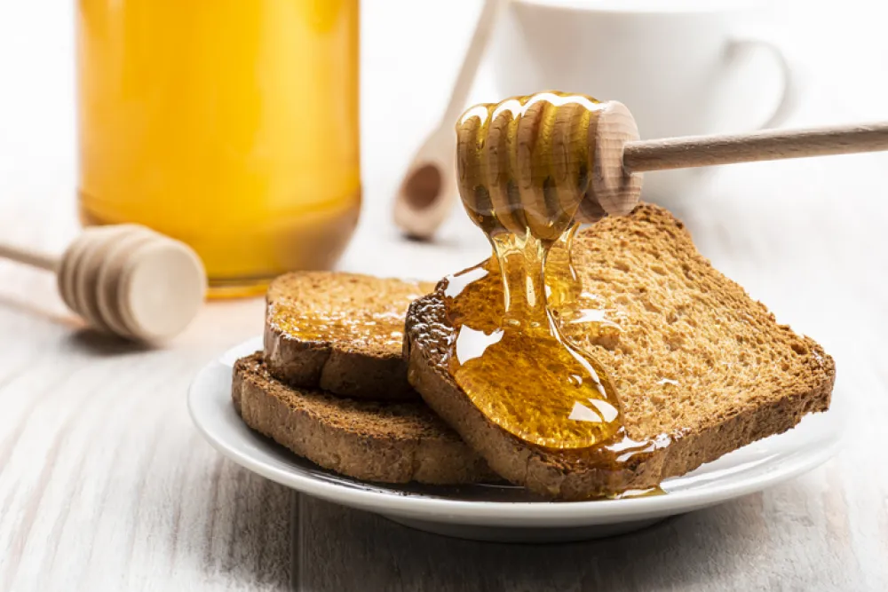 Foto de unas tostadas de desayuno con  miel