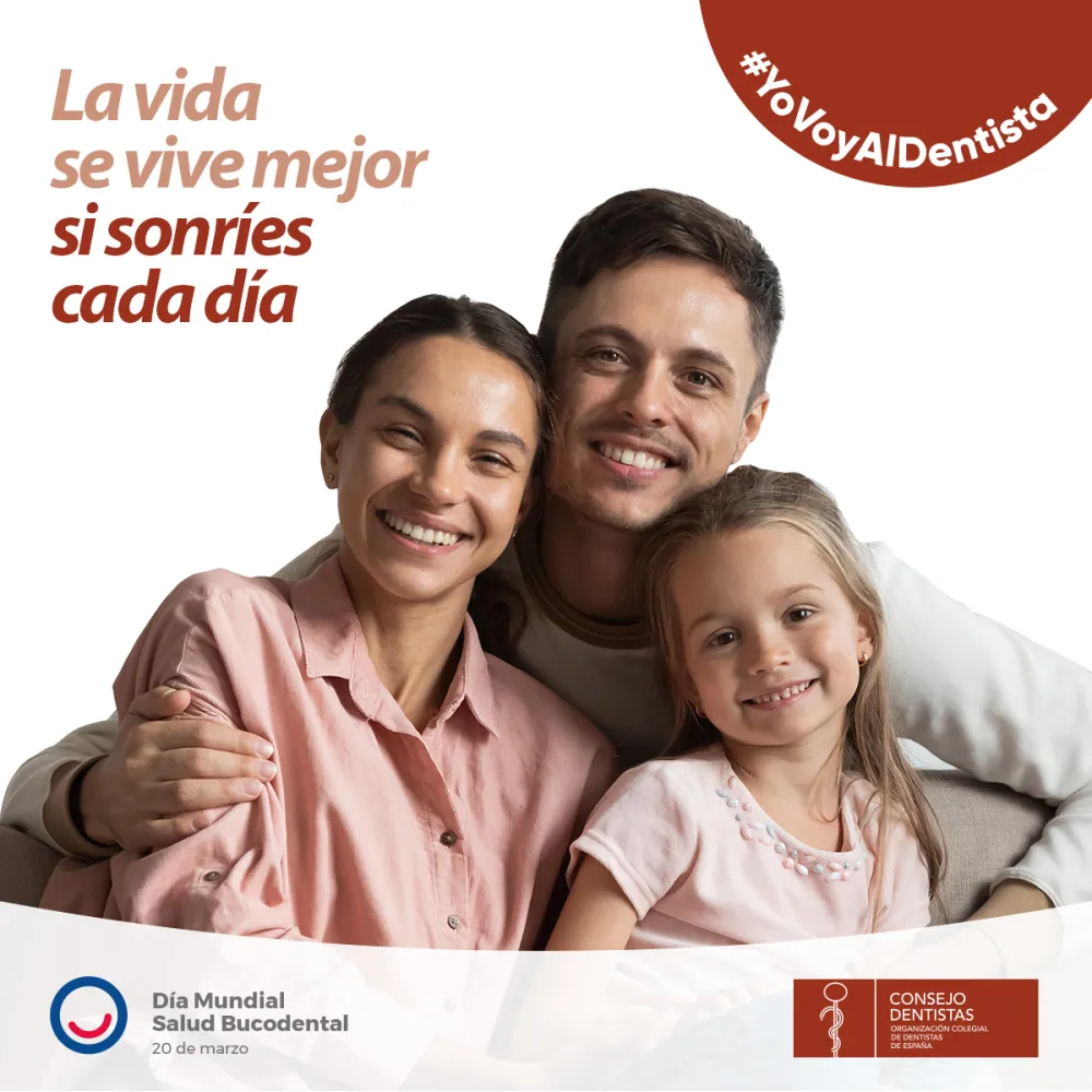 Foto del visual de la campaña yo voy al dentista con una familia sonriendo