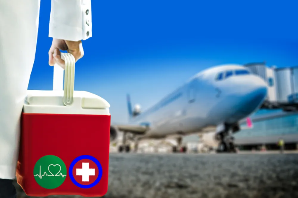 Foto de un médico transportando una mini nevera de transplante en dirección a un avión