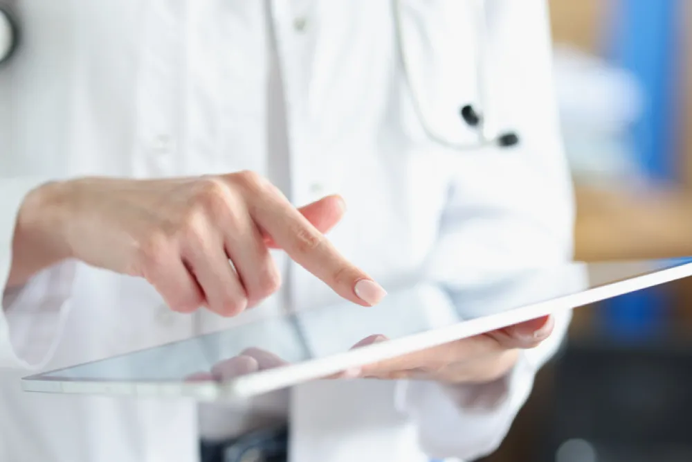 Foto de un médico consultando unos datos en una tablet