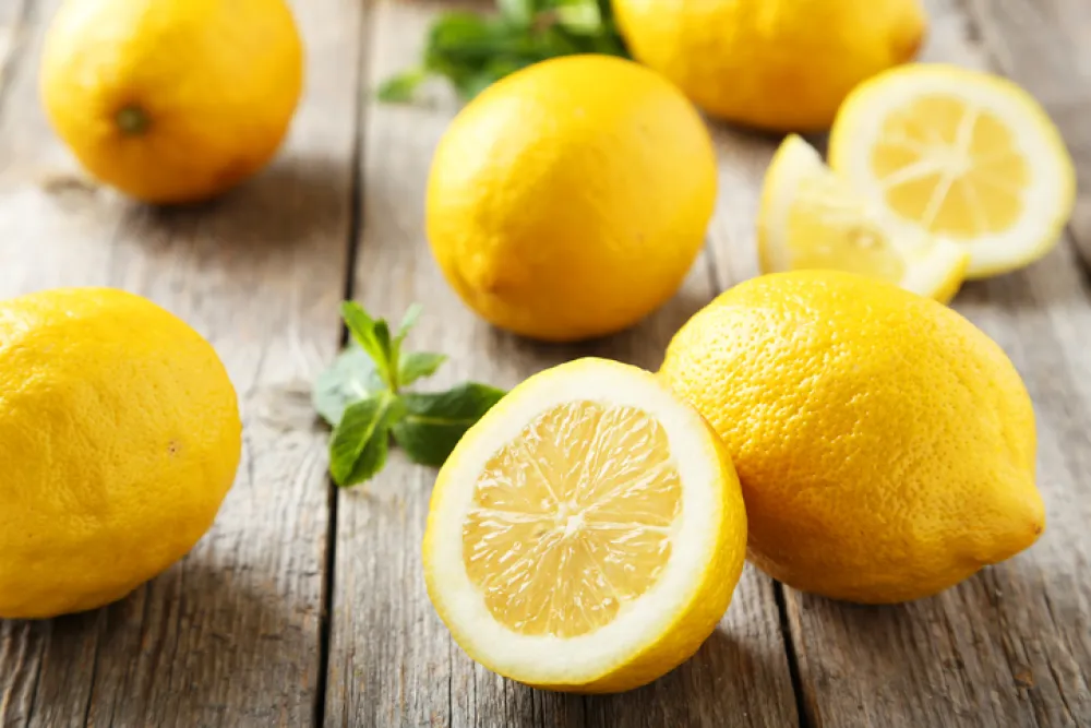 Fotos de varios limones en una mesa