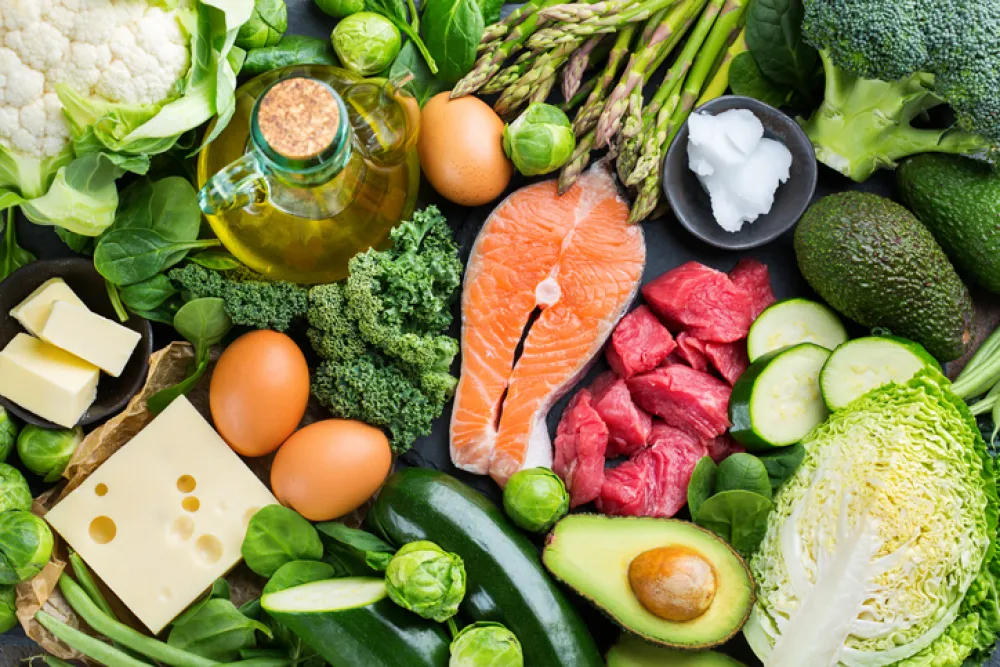 Foto con varios alimentos sanos como verduras, pescados y carne