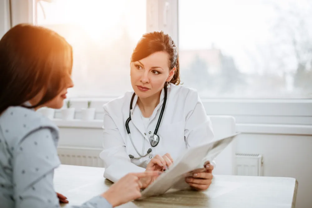 Foto de una medico hablando con una paciente