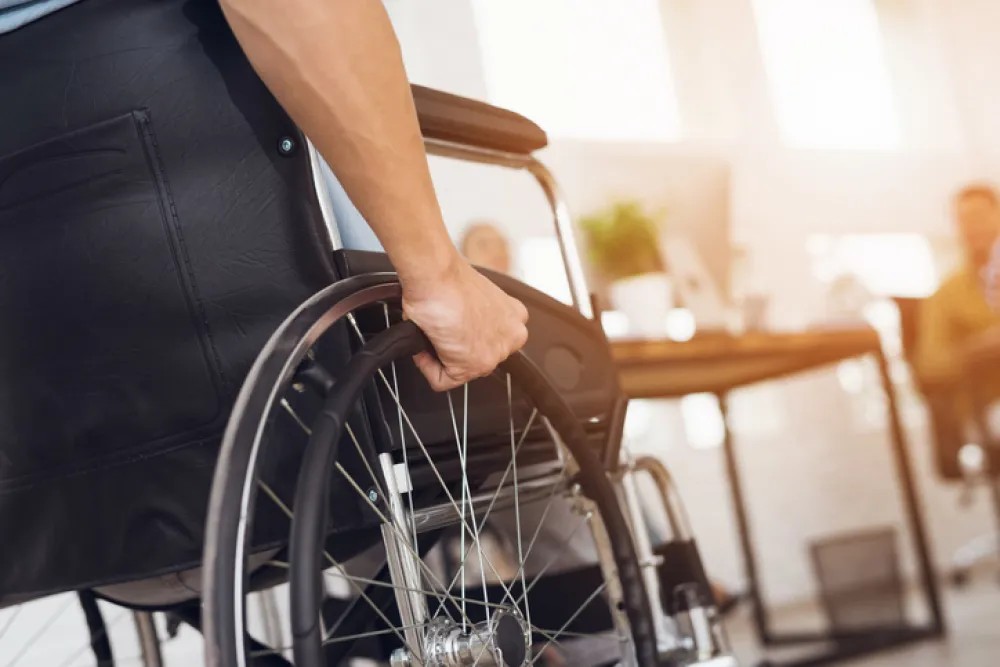 Foto de una persona en silla de ruedas