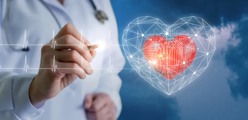 Foto de un médico que pinta en una pantalla que aparece un corazon