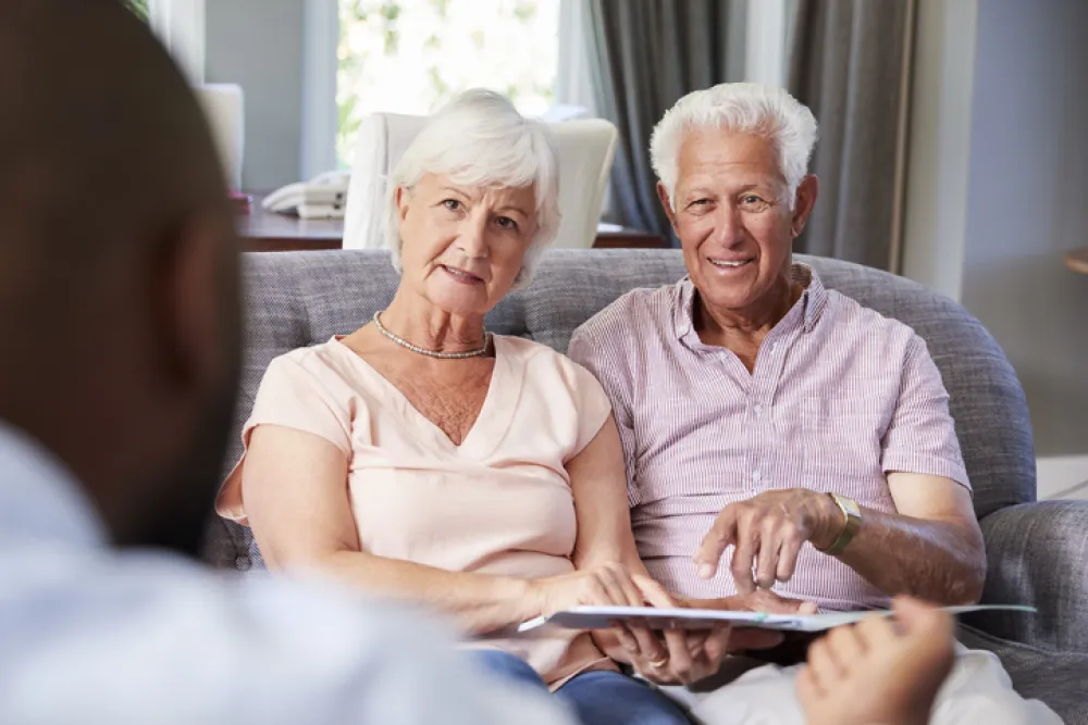 Foto de una pareja de personas adultas hablando con un medico