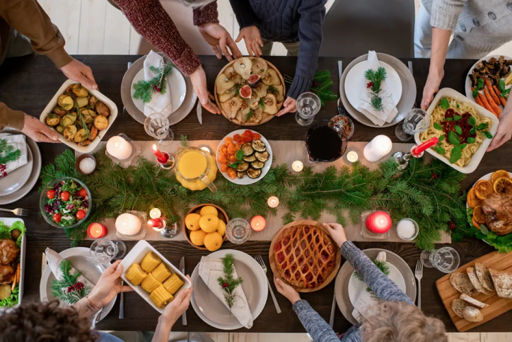 Foto de una mesa decorada para Navidad con varios platos de comida