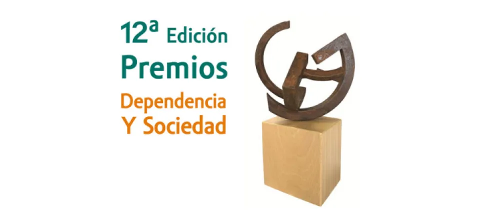 Foto de los Premios Dependencia y Sociedad 2021 con el trofeo en la imagen