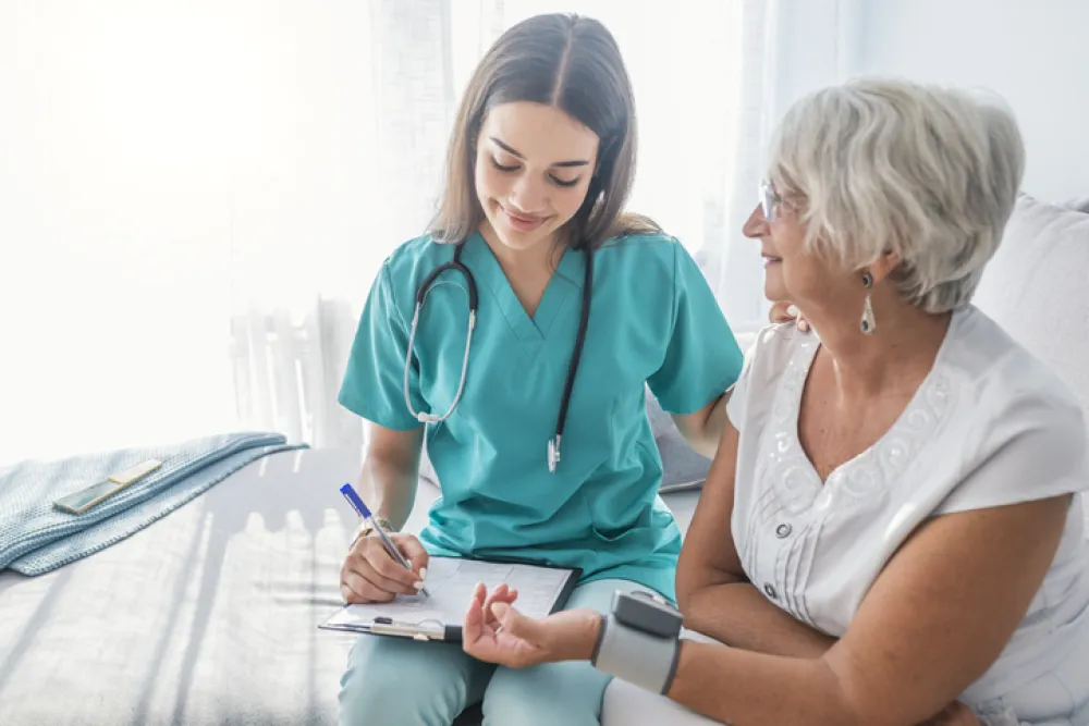 Foto de una mujer mayo atendida por una doctora que le midiendo la tensión