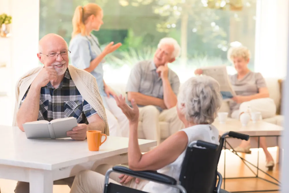 Foto de varios grupos de personas mayores hablando y sonriendo entre ellos